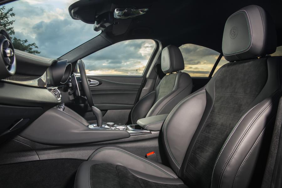Интерьер Alfa Romeo Giulia Quadrifoglio (952) 2020 года  (UK) (фото 21 из 34)